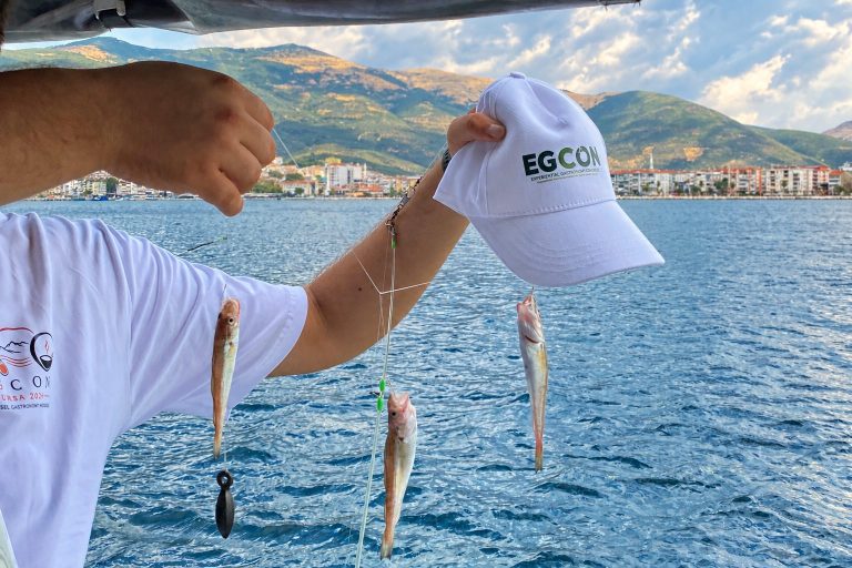 EGCON şapkası ve taze tutulan balık, Gemlik sahili