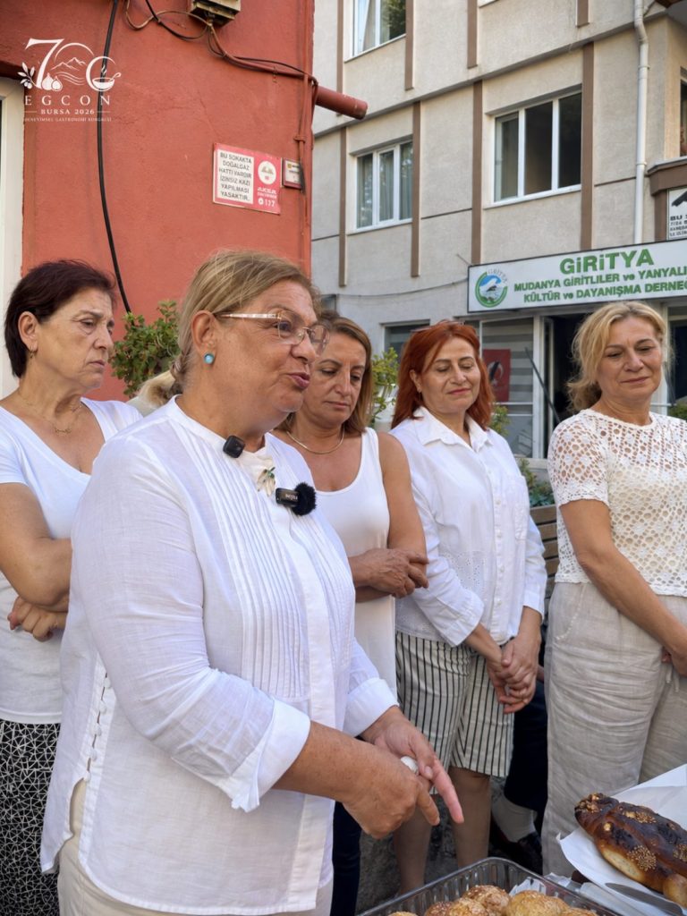 Giritli kadınlar geleneksel yemekleri hazırlarken