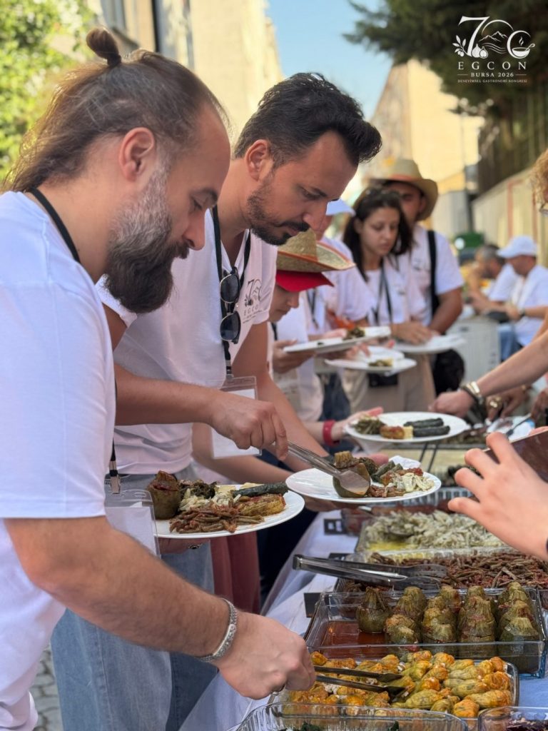 Şefler konuklara yemek servisi yaparken