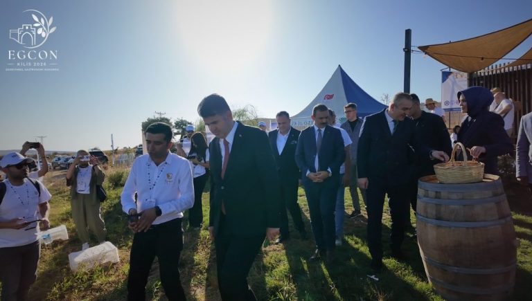 Bağ ziyaretinde protokol ve katılımcılar
