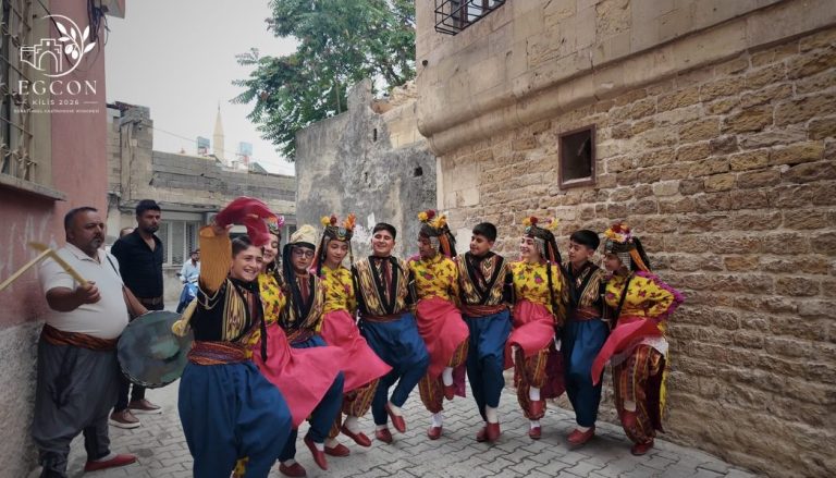 Kilis sokaklarında halk oyunları gösterisi