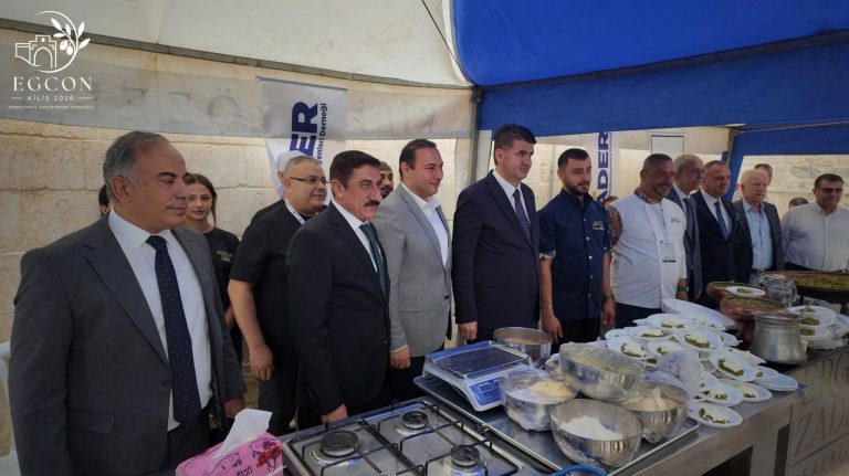 İkram masası ve konuklar