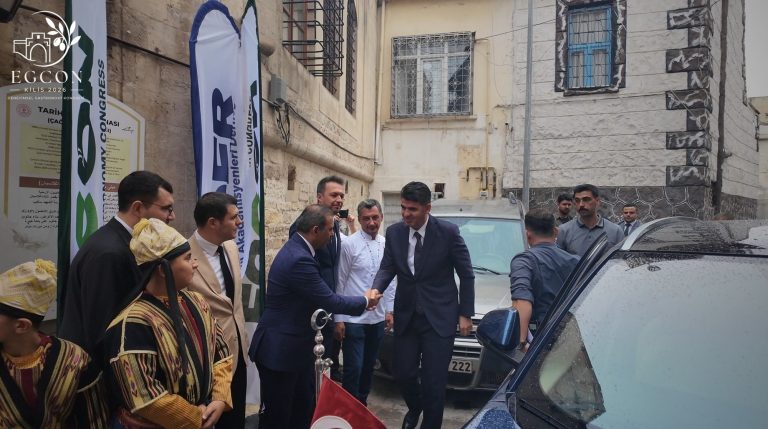 Yöresel kıyafetlerle karşılama